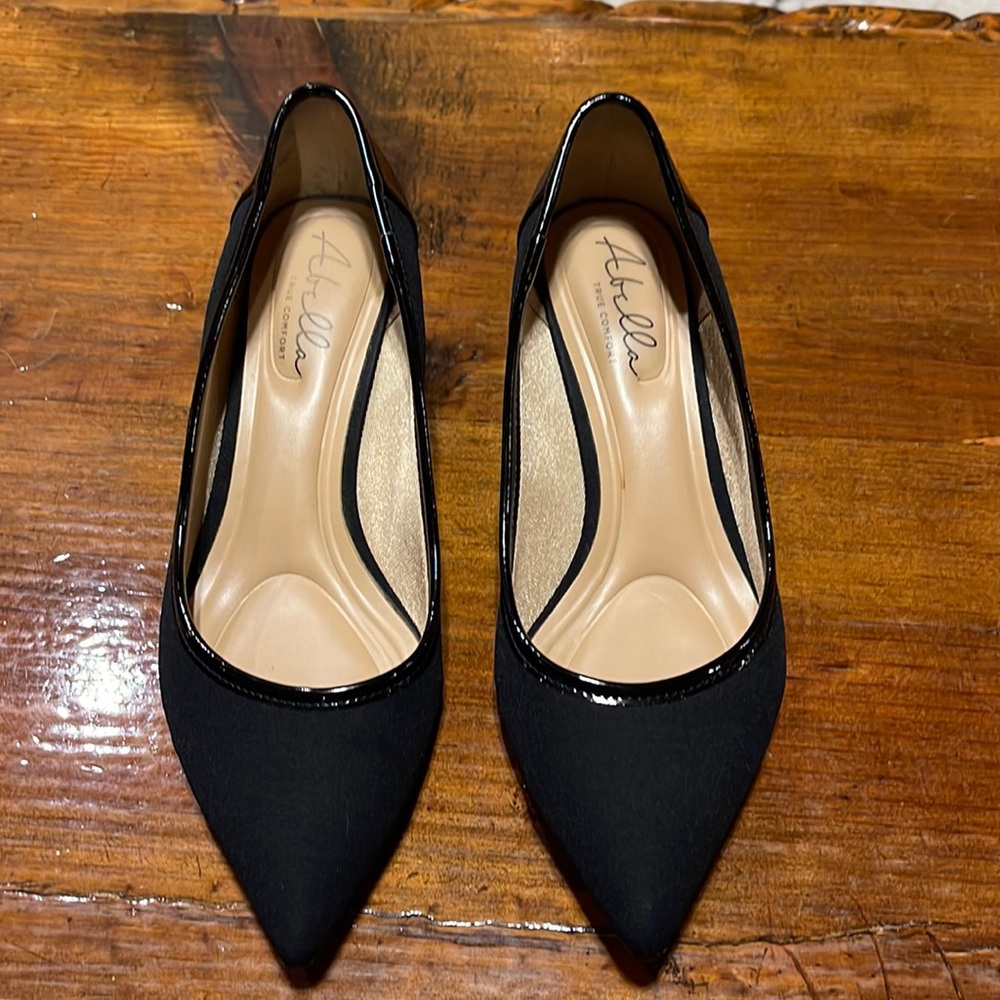 Women’s black 1.5 inch heel shoe